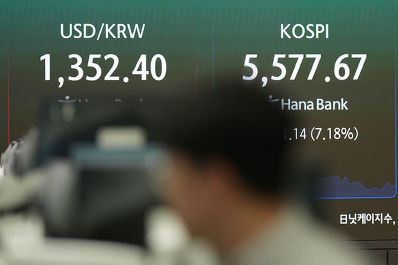 Un operador pasa junto a pantallas que muestran el índice surcoreano (KOSPI) y la tasa de cambio entre el dólar estadounidense y el won surcoreano, en una sala de operaciones de Hana Bank en Seúl, Corea del Sur, el jueves 15 de octubre de 2026. (AP Foto/Lee Jin-man)