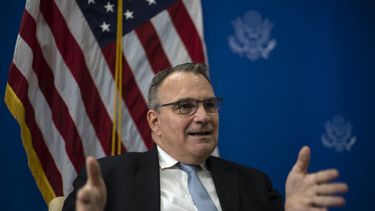 Benjamin Ziff, encargado de negocios de la embajada de Estados Unidos en Cuba, habla durante una entrevista con The Associated Press en La Habana, Cuba, el miércoles 31 de mayo de 2023. (AP Foto/Ramón Espinosa)
