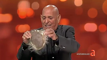 americateve | Sigue el escándalo de la peluca de Don Ovidio: Un jubilado de 82 años ha presentado una queja en el condado Miami Dade alegando que fue estafado por una clínica para la reconstrucción de cabello.