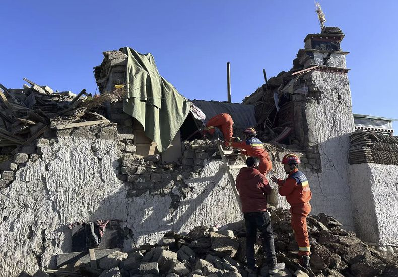 En esta imagen publicada por la revista de noticias Xinhua, rescatistas buscan sobrevivientes tras un terremoto en el municipio de Changsuo, en Dingri, Xigaze, en el suroeste de la Región Autónoma de Tíbet, China, el martes 7 de enero de 2025. (Xinhua via AP)