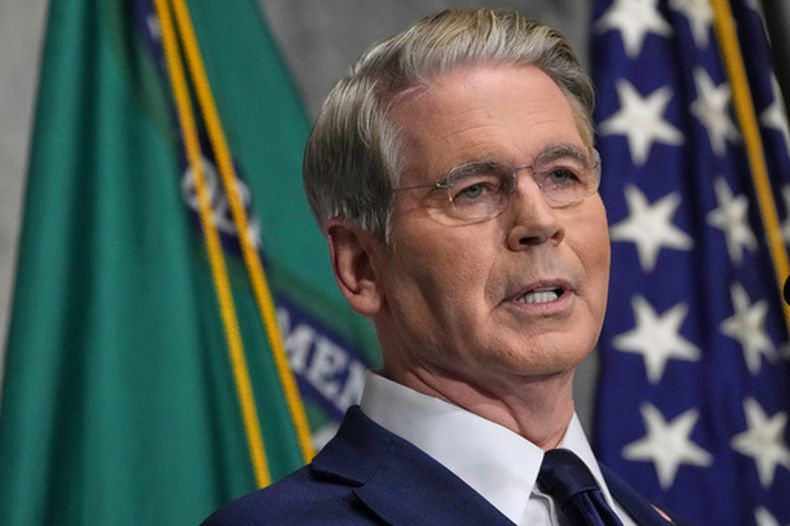 El secretario del Tesoro de Estados Unidos, Scott Bessent, habla en una conferencia de prensa, el lunes 24 de agosto de 2026, en la sede del organismo, en Washington. (AP Foto/Julia Demaree Nikhinson)