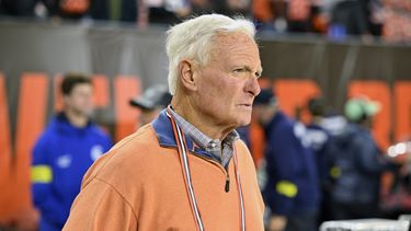 Imputan a abogado que lanzó botella a dueño de Browns