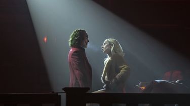 En esta imagen proporcionada por Warner Bros. Pictures, Joaquin Phoenix, izquierda, y Lady Gaga en una escena de Joker: Folie à Deux. (Niko Tavernise/Warner Bros. Pictures vía AP)