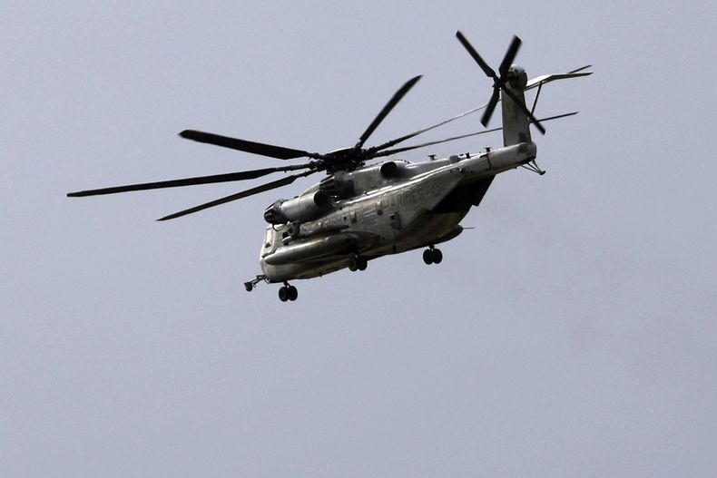 Un helicóptero de la Infantería de Marina CH-53E Super Stallion en un vuelo de entrenamiento en la Base Miramar de San Diego, el 6 de febrero del 2024. (K.C. Alfred/The San Diego Union-Tribune via AP)