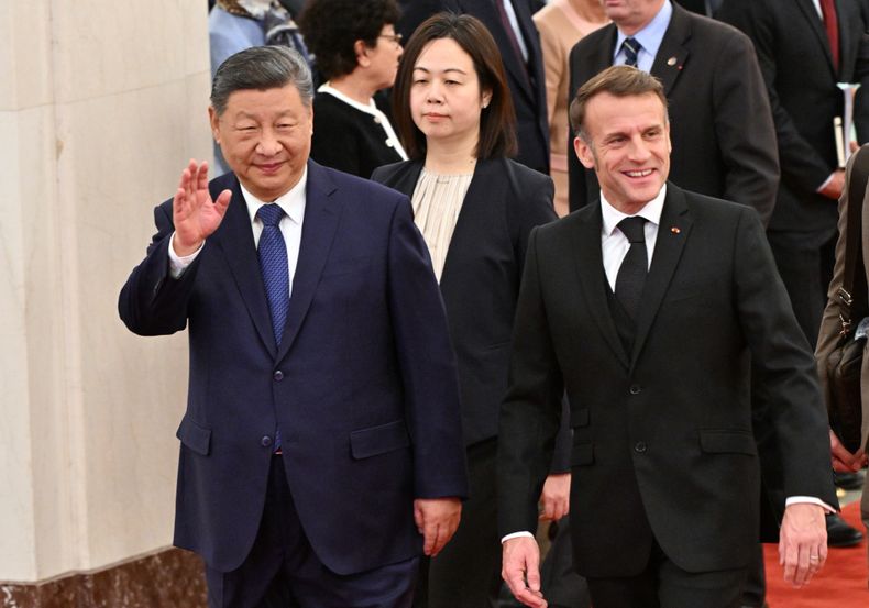 El presidente de Francia, Emmanuel Macron (derecha), y el de China, Xi Jinping (izquierda), caminan por el Gran Salón del Pueblo durante una visita de Estado, en Beijing, el 4 de diciembre de 2025. (Adek Berry/Pool Foto vía AP)