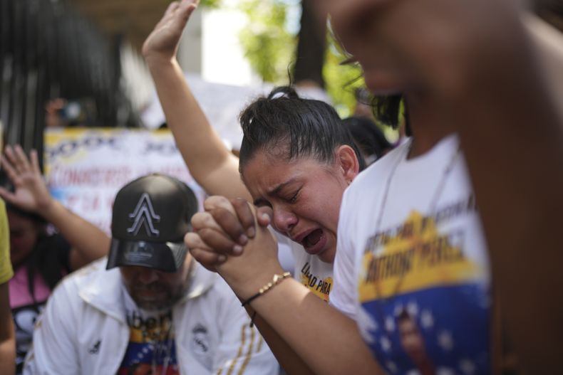 La hermana de Keimer Puentes llora durante una protesta por la libertad de su hermano y otros detenidos afuera de los tribunales del Palacio de Justicia en Caracas, Venezuela, el jueves 7 de noviembre de 2024. Según ella, que no quiso ser identificada, Puentes fue detenido por la policía el 29 de julio cuando salía de su casa en la ciudad de Táchira como parte de una ofensiva del gobierno tras las manifestaciones contra los resultados de las elecciones presidenciales. (Foto AP/Ariana Cubillos)