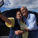 El candidato presidencial Nasry Asfura, del Partido Nacional, posa para una selfie al llegar a la sede de su partido en Tegucigalpa, Honduras, el miércoles 10 de diciembre de 2025. (Foto AP/Moisés Castillo)