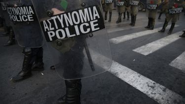 americateve | La polic&iacute;a bloquea las calles aleda&ntilde;as al Parlamento en Atenas durante una manifestaci&oacute;n el martes, 1 de abril del 2014. (Foto AP/ Petros Giannakouris)