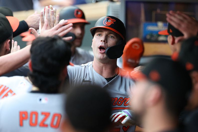 Pete Alonso (25), de los Orioles de Baltimore, celebra su jonrón de dos carreras frente a los Mellizos de Minnesota durante la primera entrada del partido de béisbol del martes 11 de agosto de 2026, en Minneapolis. (AP Foto/Matt Krohn)