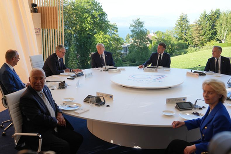 ARCHIVO - El presidente de Estados Unidos, Donald Trump, y el presidente de Francia, Emmanuel Macron, se reúnen en la cumbre del G7 el 15 de junio de 2026 en Evian-les-Bains, Francia, junto a la presidenta de la Comisión Europea, Ursula von der Leyen, a la derecha, el presidente del Consejo Europeo, António Costa, en primera línea; el canciller alemán, Friedrich Merz, el primer ministro británico, Keir Starmer y el primer ministro canadiense, Mark Carney. (AP Foto/Julia Demaree Nikhinson, Archivo)