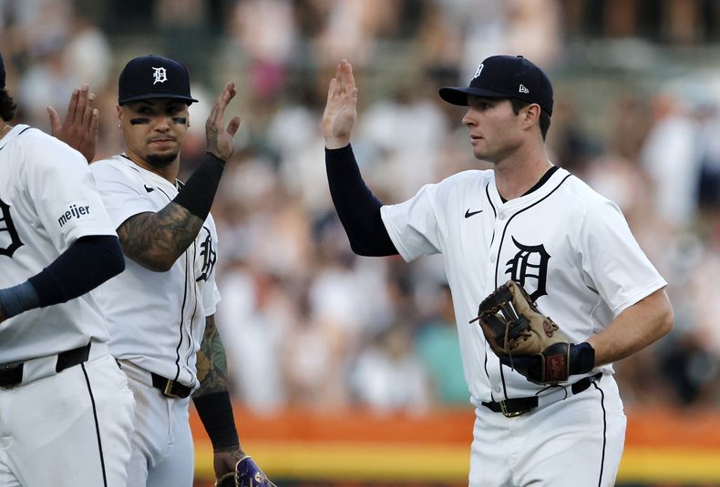 Javier Báez (28), de los Tigres de Detroit, celebra con Colt Keith después de una victoria por 7-2 sobre los Mellizos de Minnesota el sábado 27 de julio de 2024, en Detroit. (AP Foto/Duane Burleson)