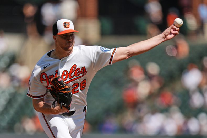 El lanzador abridor de los Orioles de Baltimore, Trevor Rogers (28), realiza un lanzamiento durante la primera entrada de un partido de béisbol contra los Guardianes de Cleveland, el lunes 7 de septiembre de 2026, en Baltimore. (Foto AP/Stephanie Scarbrough)