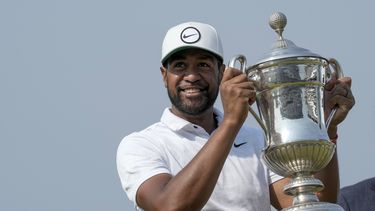 Tony Finau, de Estados Unidos, sostiene el trofeo que lo acredita como campeón después de su victoria en la última ronda del torneo de golf México Open, en Puerto Vallarta, México, el domingo 30 de abril de 2023. (AP Foto/Moisés Castillo)