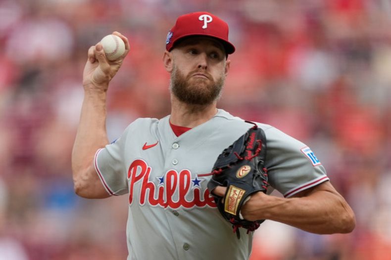 El lanzador de los Filis de Filadelfia, Zack Wheeler, lanza durante la primera entrada de un partido de béisbol contra los Rojos de Cincinnati, en Cincinnati, el martes 7 de julio de 2026. (Foto AP/Carolyn Kaster)