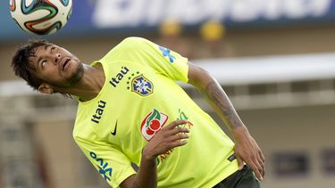 americateve | El jugador de la selecci&oacute;n de Brasil y del Barcelona, Neymar, participa en una pr&aacute;ctica con la selecci&oacute;n el lunes, 2 de junio de 2014, en Goiania, Brasil. (AP Photo/Andre Penner)
