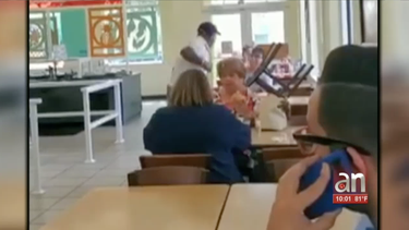 violencia en hialeah: hombre comienza a agredir  y amenazar a personas que comian en un pollo tropical