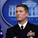 Trump despide a secretario de Asuntos de los Veteranos