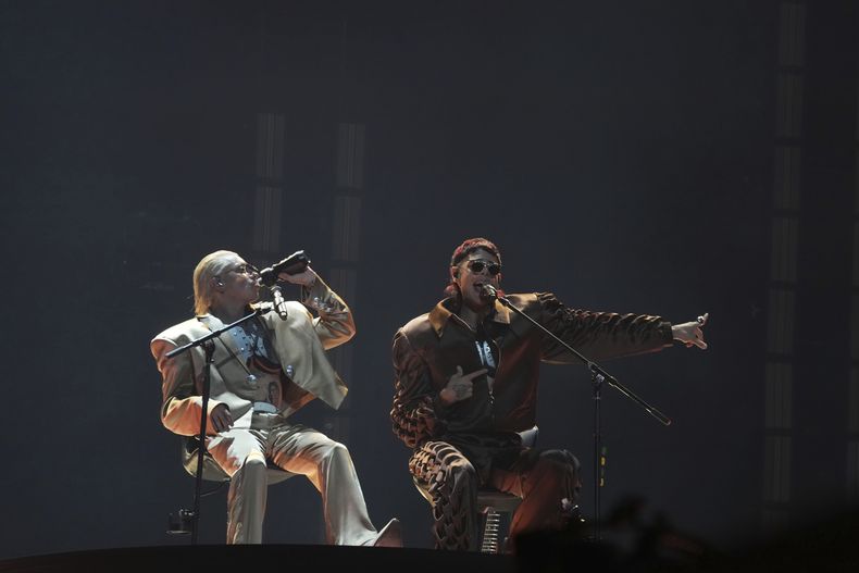 CA7RIEL, a la derecha, y Paco Amoroso se presentan durante su concierto en la Ciudad de México, el viernes 15 de agosto de 2025. (Foto AP/Fernando Llano)
