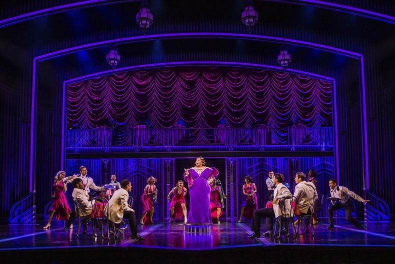 En esta imagen proporcionada por Polk & Co. el elenco de Some Like It Hot durante una función. (Marc J. Franklin//Polk & Co. vía AP)