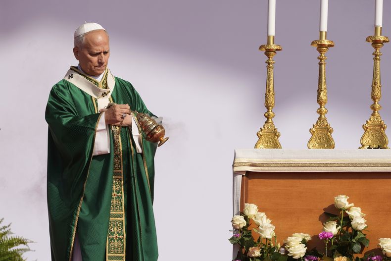El papa León XIV celebra una misa con los jóvenes que participan en el Jubileo de la Juventud en el campo de Tor Vergata en Roma, el domingo 3 de agosto de 2025. (AP Foto/Gregorio Borgia)