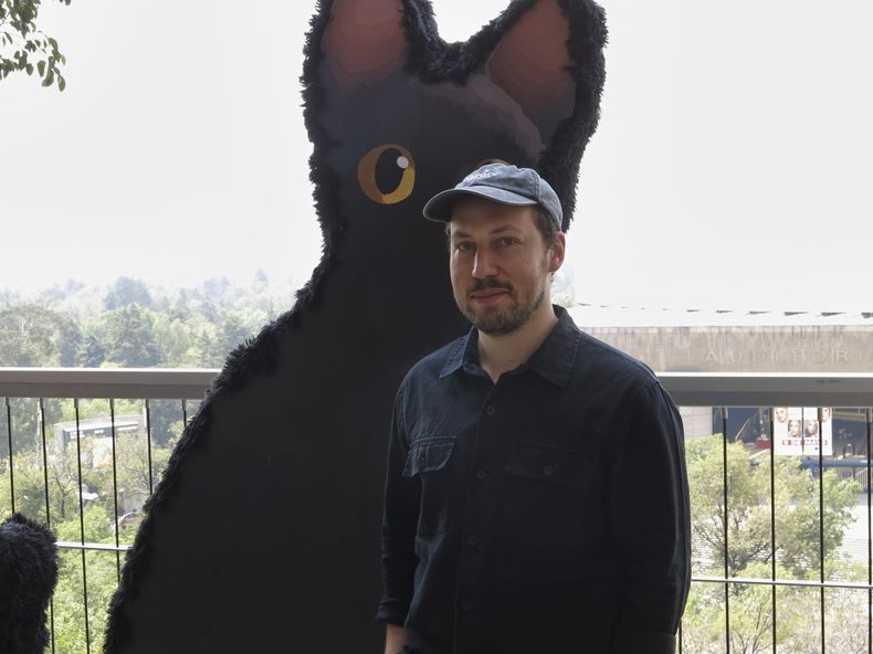 El cineasta letón Gints Zilbalodis, de la película Flow, posa para un retrato durante una conferencia de prensa el miércoles 30 de abril de 2025 en la Ciudad de México. (Foto AP/Berenice Bautista)