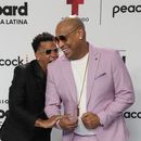 ARCHIVO - Randy Malcolm Martínez, izquierda, hace el gesto de morder el hombro de Alexander Delgado a la llegada del dúo cubano Gente de Zona a la alfombra azul de los Premios Billboard de la Música Latina en Coral Gables, Florida, el jueves 5 de octubre de 2023. Gente de Zona lanzó su álbum Demasiado el 18 de abril de 2024. (Foto AP/Rebecca Blackwell, archivo)