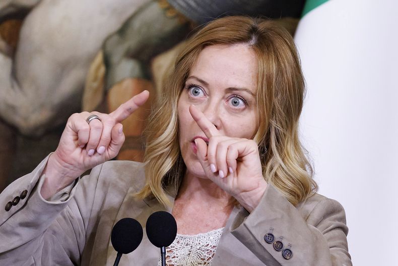 La primera ministra italiana, Giorgia Meloni, habla durante una conferencia de prensa con la primera ministra danesa, Mette Frederiksen, tras su reunión en el Palazzo Chigi, en Roma, el jueves 22 de mayo de 2025. (Roberto Monaldo/LaPresse via AP)
