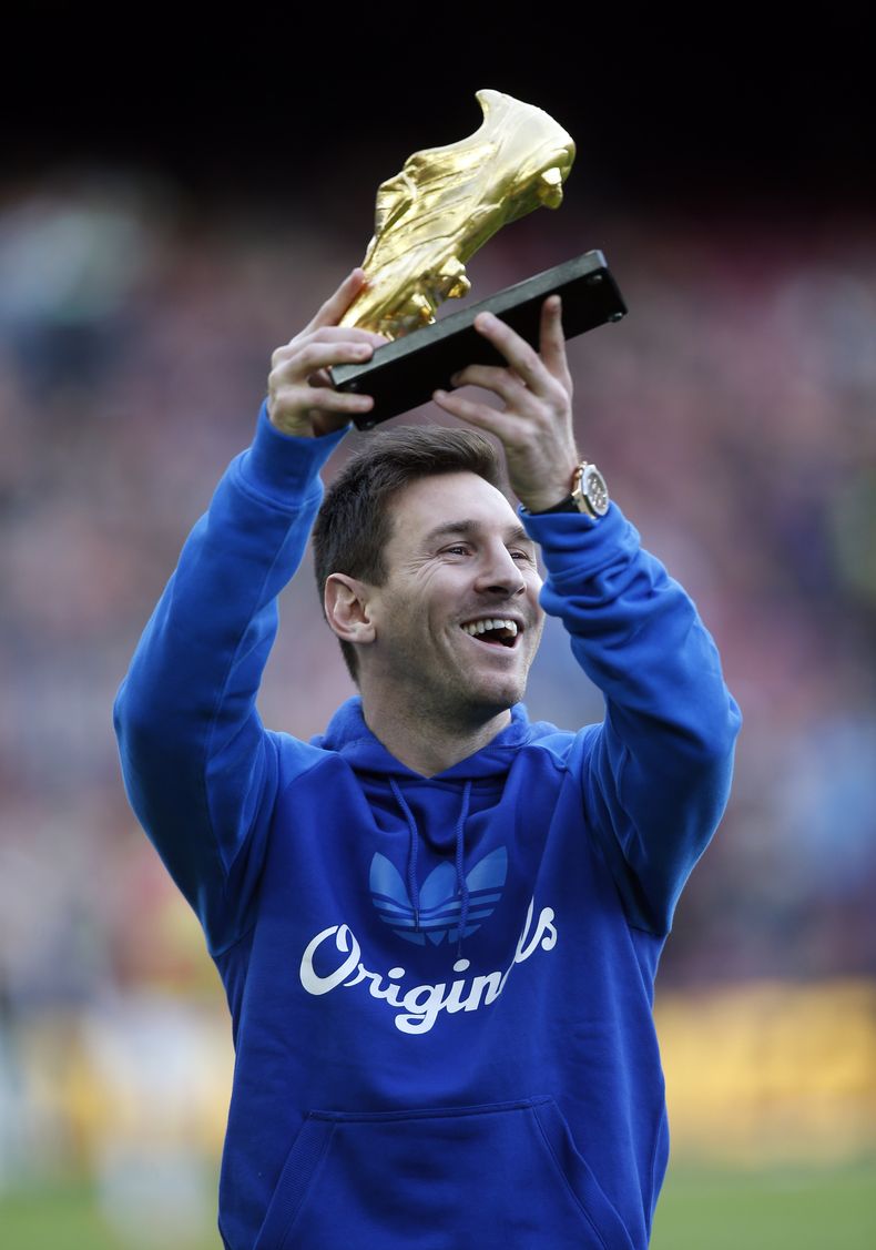 El argentino Lionel Messi, de Barcelona, exhibe la Bota de Oro que gan&oacute; por haber sido el m&aacute;ximo anotador en la temporada anterior, con 46 goles, antes de un partido de la liga espa&ntilde;ola contra Granada en barcelona el 23 de noviembre d