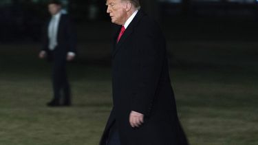 El presidente Donald Trump llega al Jardín Sur de la Casa Blanca, en Washington, el 10 de febrero de 2025. (AP Foto/Jose Luis Magana)