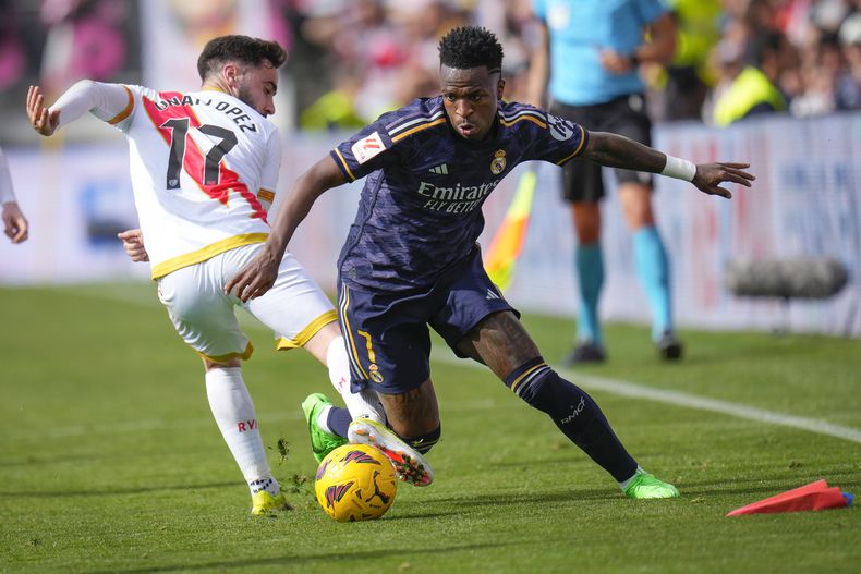 Vinicius Junior del Real Madrid pelea por el balón con Unai Lopez del Rayo Vallecano en el encuentro de la liga española del domingo 18 de febrero del 2024. (AP Foto/Manu Fernandez)