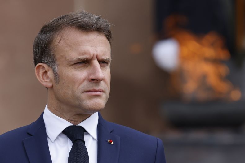 El presidente francés, Emmanuel Macron, asiste a una ceremonia para conmemorar el 84to aniversario del llamado a la resistencia del difunto general francés, Charles de Gaulle, en la Segunda Guerra Mundial, en el monumento de Mont-Valerien en Suresnes, en las afueras de París, el martes 18 de junio de 2024. (Ludovic Marin, Pool vía AP)