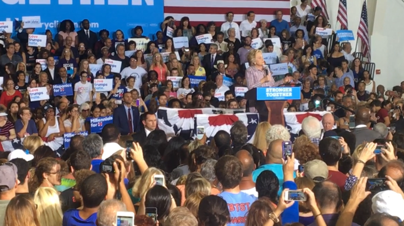 HILLARY EN CORAL SPRINGS.png