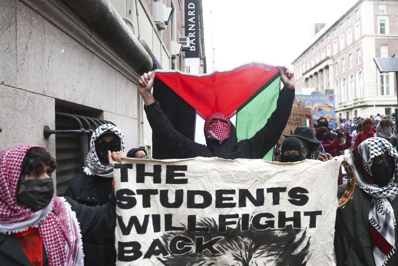 Un grupo de manifestantes marcha en apoyo a los palestinos desde la Universidad de Columbia el miércoles 21 de mayo de 2025, en Nueva York. (AP Foto/Heather Khalifa)
