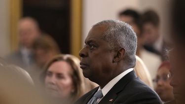 El secretario de Defensa, Lloyd Austin, escucha el discurso del presidente Joe Biden sobre política Exterior, el lunes 13 de enero de 2025, en Washington. (AP Foto/Susan Walsh)