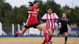 Candelaria Cabrera, de 12 años, quien juega para el equipo femenino de Huracán de Chabas, controla el balón durante un encuentro ante en el Alumni in Arequito, de la provincia de Santa Fe en Argentina, el lune 19 de junio del 2023. (AP Foto/Natacha Pisarenko)