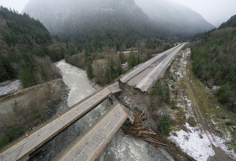 Soldados arriban a la Columbia Británica tras inundaciones