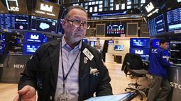 El corredor de bolsa Edward Curran trabaja en el piso de remates de la Bolsa de Valores de Nueva York el jueves 29 de mayo de 2025. (AP Foto/Richard Drew)