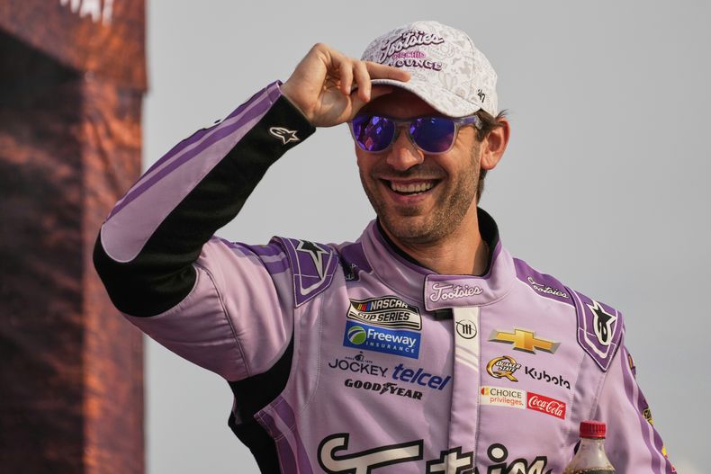 ARCHIVO - Daniel Suárez sonríe durante la carrera de la NASCAR Cup Series, el domingo 1 de junio de 2025, en Lebanon, Tennessee. (Foto AP/George Walker IV, Archivo)