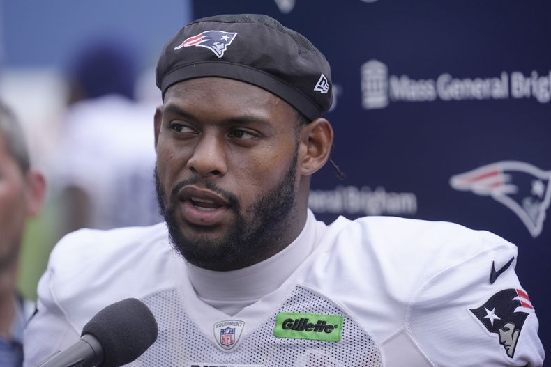 ARCHIVO - El wide receiver JuJu Smith-Schuster, de los Patriots de Nueva Inglaterra, habla con reporteros después del campo de entrenamiento del equipo de la NFL, el martes 30 de julio de 2024. en Foxborough, Massachusetts. (AP Foto/Steven Senne, Archivo)