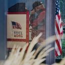 Un votante emite su sufragio en el primer día de la votación temprana en Minnesota, en el edificio de Elecciones y Servicio a los Votantes, el viernes 18 de septiembre de 2026, en Minneapolis. (AP Foto/Ellen Schmidt)