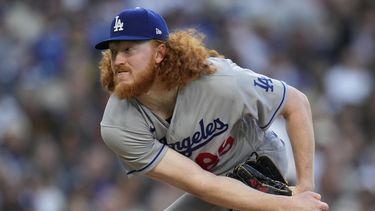 Dustin May, abridor de los Dodgers de Los Ángeles, labora ante los Padres de San Diego en el encuentro del sábado 6 de mayo de 2023 (AP Foto/Gregory Bull)