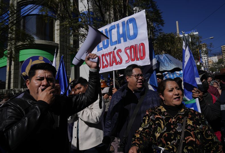 Seguidores del presidente de Bolivia, Luis Arce, se concentran a las afueras del Tribunal Supremo Electoral donde se convocó a un encuentro entre todos los partidos políticos del país para debatir si se suspenden las primarias internas de cada organización en La Paz, Bolivia, el miércoles 10 de julio de 2024. (AP Foto/Juan Karita)