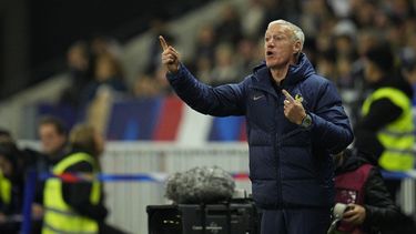 El técnico de Francia Didier Deschamps durante el partido contra Gibraltar por las eliminatorias de la Euro 2024, el sábado 18 de noviembre de 2023, en Niza. (AP Foto/Daniel Cole)