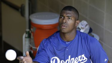 americateve | En esta foto del 19 de junio de 2013, el cubano Yasiel Puig, de los Dodgers de Los Angeles, lanza una pelota a un espectador durante un juego contra los Yanquis en Nueva York. El s&aacute;bado 28 de diciembre de 2013, Puig fue arrestado y acusado de condu