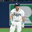Jonathan Aranda, de los Rays de Tampa Bay, celebra después de batear un doble productor durante la quinta entrada del juego de béisbol de Grandes Ligas contra los Yankees de Nueva York, el miércoles 8 de julio de 2026, en San Petersburgo, Florida. (AP Foto/Jason Behnken)