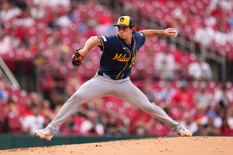El lanzador abridor de los Cerveceros de Milwaukee, Robert Gasser, lanza durante la primera entrada en el segundo juego de una doble cartelera de béisbol contra los Cardenales de San Luis, el martes 7 de julio de 2026, en San Luis. (Foto AP/Jeff Roberson)