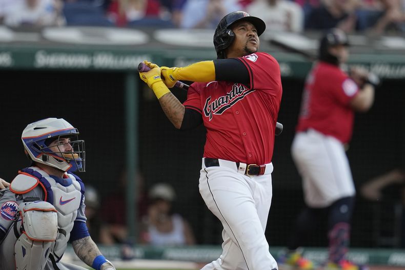José Ramírez de los Guardianes de Cleveland y el cátcher de los Mets de Nueva York Tomás Nido observan el jonrón de Ramírez en la quinta entrada del juego el martes 21 de mayo del 2024. (AP Foto/Sue Ogrocki)