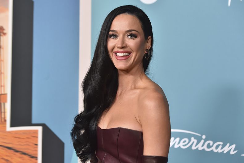 ARCHIVO - Katy Perry aparece en un evento de los 10 mejores creadores de tendencias de la temporada 22 de American Idol en Los Ángeles el 22 de abril de 2024. (Foto Jordan Strauss/Invision/AP, archivo)