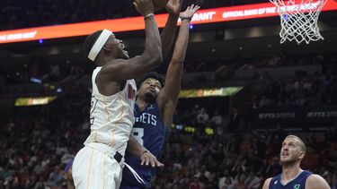 Butler anota 35; Heat vence a Hornets en alargue