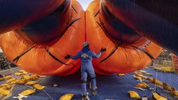 Una persona infla un globo con la forma de Goku en preparación para el desfile de Acción de Gracias de Macys, el miércoles 27 de noviembre de 2024, en Nueva York. (Foto AP/Yuki Iwamura)